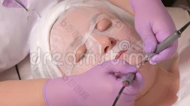 一个戴美容面具的女人在美容院做手术。 微电流疗法。 提升，<strong>除皱</strong>.. 专业人员